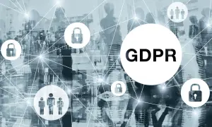 GDPR - cyfrowe postanowienie o ochronie danych osobowych. Ikony ludzi i kłódek symbolizują bezpieczeństwo i prywatność w sieci.