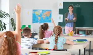 Co to jest absencja szkolna i jak wpływa na uczniów w Polsce?