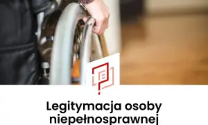 Dłoń trzymająca koło wózka inwalidzkiego.