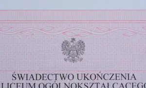 Fragment świadectwa ukończenia liceum ogólnokształcącego z godłem Polski.