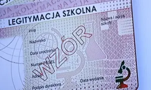Szukasz informacji, ile kosztuje wyrobienie legitymacji szkolnej? Na zdjęciu widać wzór dokumentu z polami na dane ucznia i szkoły.