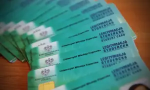 Stos zielonych legitymacji studenckich Uniwersytetu Mikołaja Kopernika.