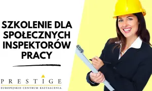 Kobieta w kasku i garniturze z notatnikiem i długopisem.