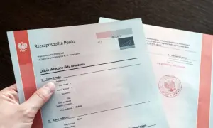 Fragment polskiego odpisu skróconego aktu urodzenia z danymi dziecka i rodziców.