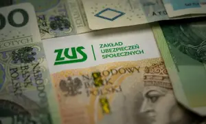 ZUS na tle polskich banknotów. Symbolizuje świadczenie rehabilitacyjne po ustaniu zatrudnienia, zapewniając wsparcie finansowe.