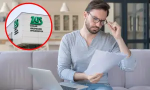 Mężczyzna analizuje dokumenty dotyczące umowy zlecenia do stażu pracy, w tle budynek ZUS.
