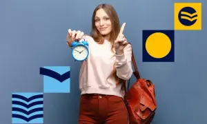 Dziewczyna z budzikiem i plecakiem, wskazująca palcem.
