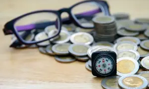 Okulary, monety i kompas. Czy to symbol dofinansowania do okularów, które pomoże Ci odnaleźć drogę do lepszego widzenia i oszczędności?