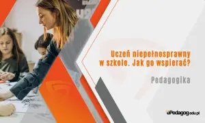 Nauczycielka wspierająca uczniów przy biurku z materiałami edukacyjnymi.