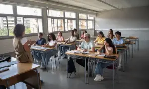 Nauczycielka prowadzi lekcję WDŻ w klasie pełnej uczniów siedzących w ławkach.