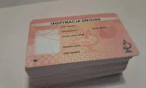 Stos legitymacji szkolnych, gdzie widoczny jest numer legitymacji szkolnej (Nr).