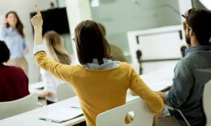 Uczestnicy szkolenia aktywnie biorą udział w zajęciach, zadając pytania. To świetny urlop szkoleniowy!