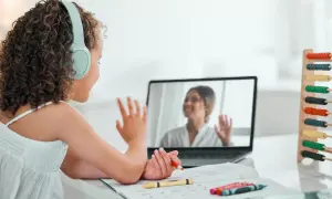 Dziewczynka na lekcji online, zastanawia się, ile wynosi subwencja oświatowa na jednego ucznia.