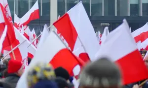 Tłum ludzi z polskimi flagami. Wszyscy świętują, że 27 grudnia wolne.