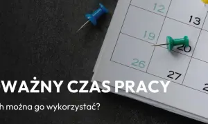 Zbliżenie na kalendarz z kolorowymi pinezkami zaznaczającymi dni.