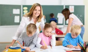 Czy pracownik niepedagogiczny może opiekować się uczniem w szkole?