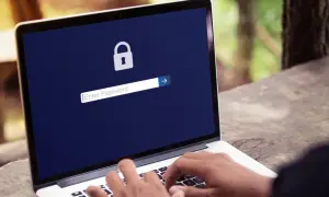 Laptop z ikoną kłódki i polem do wpisania hasła.
