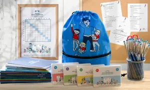 Ramka z tabelą, niebieski worek z postaciami, stos książek i pudełka z grami edukacyjnymi.