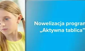 Dziewczynka pisze markerem na szklanej tablicy, na tle tekstu "Nowelizacja programu „Aktywna tablica”".