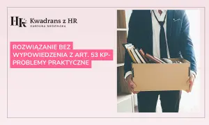 Rozwiązanie bez wypowiedzenia z art. 53 KP - problemy praktyczne. Mężczyzna w garniturze niesie karton z rzeczami.