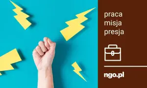 Zaciśnięta pięść na tle niebieskim z żółtymi błyskawicami. Obok tekst: "praca misja presja" i logo ngo.pl.