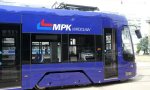 Niebieski tramwaj MPK Wrocław z numerem 3201. Czy we Wrocławiu uczniowie jeżdżą za darmo? Ten tramwaj może być odpowiedzią na pytanie o darmowy transport.