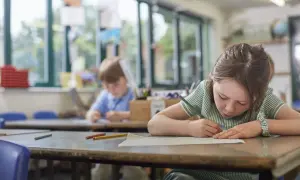 Dziewczynka z piegami skupiona na rysowaniu, obok niej chłopiec. Czy to zadanie na średnią ocenę 4?