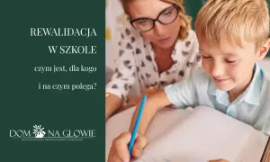 Nauczycielka w okularach pomaga chłopcu pisać w zeszycie.