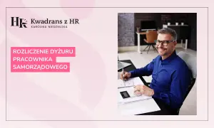 Uśmiechnięty mężczyzna w okularach rozlicza dyżur pracownika samorządowego. Jego dyspozycyjność jest kluczowa dla sprawnego funkcjonowania urzędu.