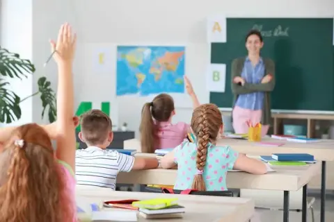 Co to jest absencja szkolna i jak wpływa na uczniów w Polsce?