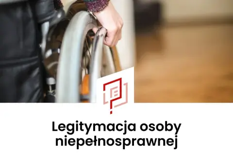 Dłoń trzymająca koło wózka inwalidzkiego.