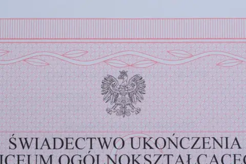 Fragment świadectwa ukończenia liceum ogólnokształcącego z godłem Polski.