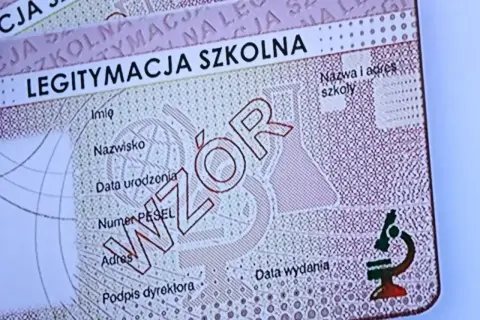 Szukasz informacji, ile kosztuje wyrobienie legitymacji szkolnej? Na zdjęciu widać wzór dokumentu z polami na dane ucznia i szkoły.