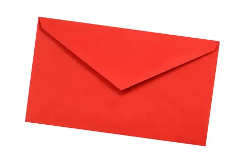 Czerwona koperta na białym tle.