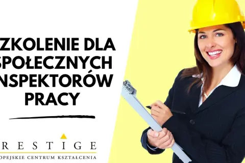 Kobieta w kasku i garniturze z notatnikiem i długopisem.