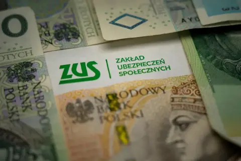 ZUS na tle polskich banknotów. Symbolizuje świadczenie rehabilitacyjne po ustaniu zatrudnienia, zapewniając wsparcie finansowe.