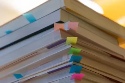 Gdzie oddać stare podręczniki szkolne? Znajdź najlepsze miejsca i porady