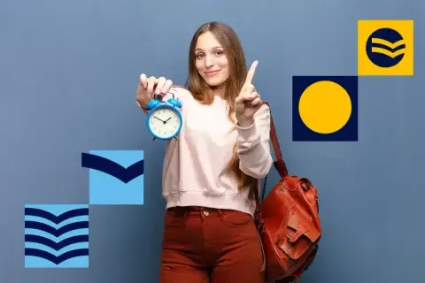 Dziewczyna z budzikiem i plecakiem, wskazująca palcem.