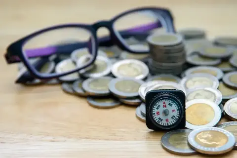 Okulary, monety i kompas. Czy to symbol dofinansowania do okularów, które pomoże Ci odnaleźć drogę do lepszego widzenia i oszczędności?
