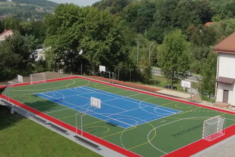 Ile metrów ma bieżnia wokół boiska szkolnego? Zaskakujące wymiary!