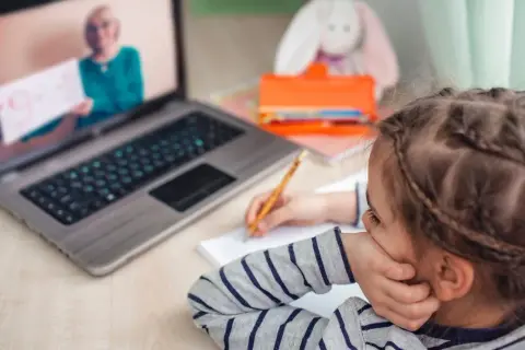 Jak finansowana jest szkoła w chmurze? Kontrowersje i źródła funduszy
