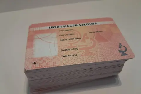Stos legitymacji szkolnych, gdzie widoczny jest numer legitymacji szkolnej (Nr).