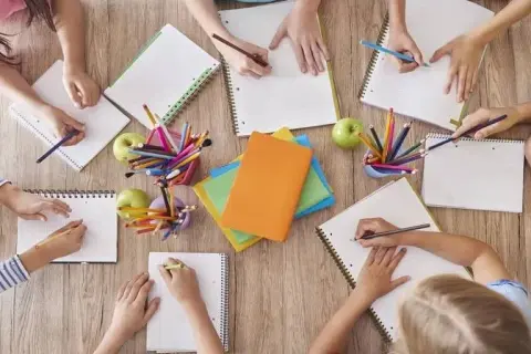 Jaki zeszyt do plastyki w 4 klasie, aby uniknąć błędów?