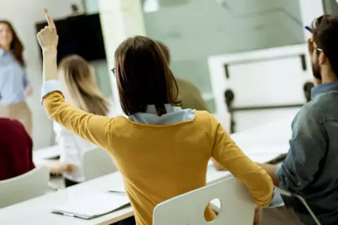 Uczestnicy szkolenia aktywnie biorą udział w zajęciach, zadając pytania. To świetny urlop szkoleniowy!
