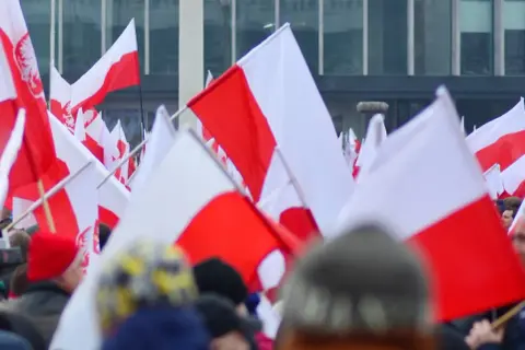 Tłum ludzi z polskimi flagami. Wszyscy świętują, że 27 grudnia wolne.