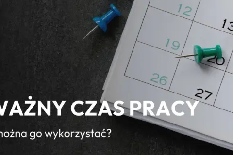Zbliżenie na kalendarz z kolorowymi pinezkami zaznaczającymi dni.