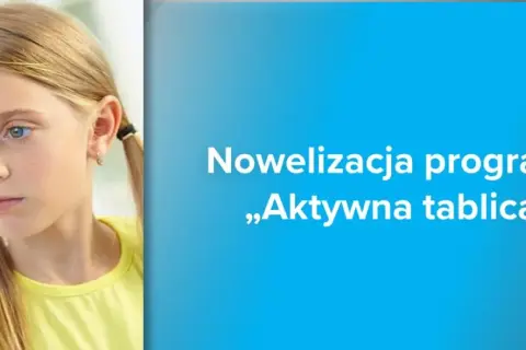 Dziewczynka pisze markerem na szklanej tablicy, na tle tekstu "Nowelizacja programu „Aktywna tablica”".
