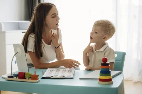 logopedka pracująca z dzieckiem nad wymową