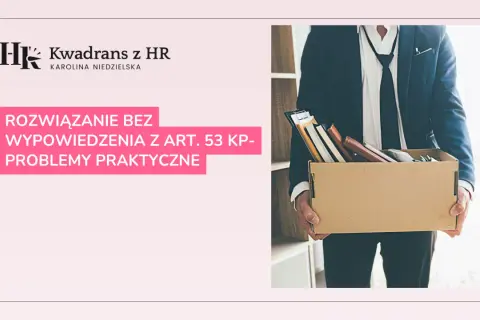 Rozwiązanie bez wypowiedzenia z art. 53 KP - problemy praktyczne. Mężczyzna w garniturze niesie karton z rzeczami.
