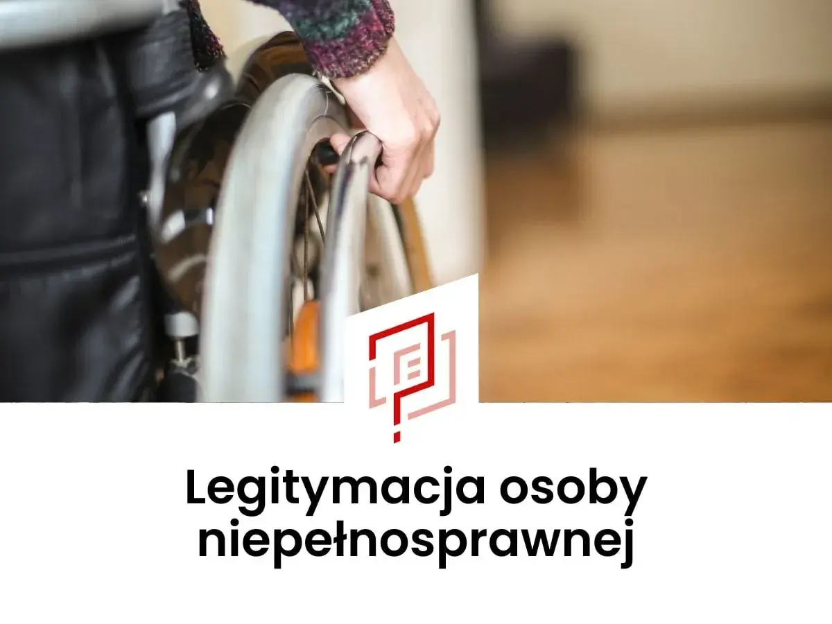 Dłoń trzymająca koło wózka inwalidzkiego.